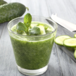 Suco verde de couve, limão e pepino.