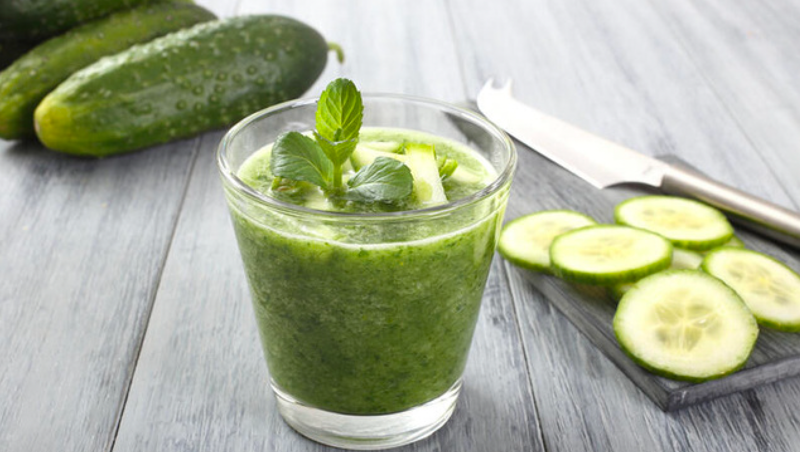 Suco verde de couve, limão e pepino.